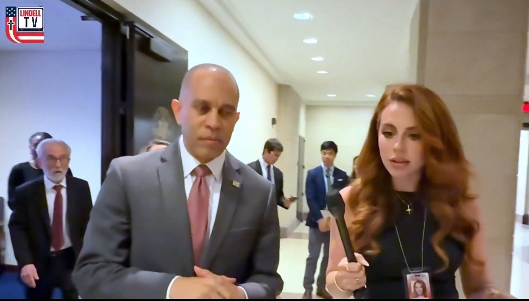 Hakeem Jeffries dismisses obvious problems with Ilhan Omar’s financial records