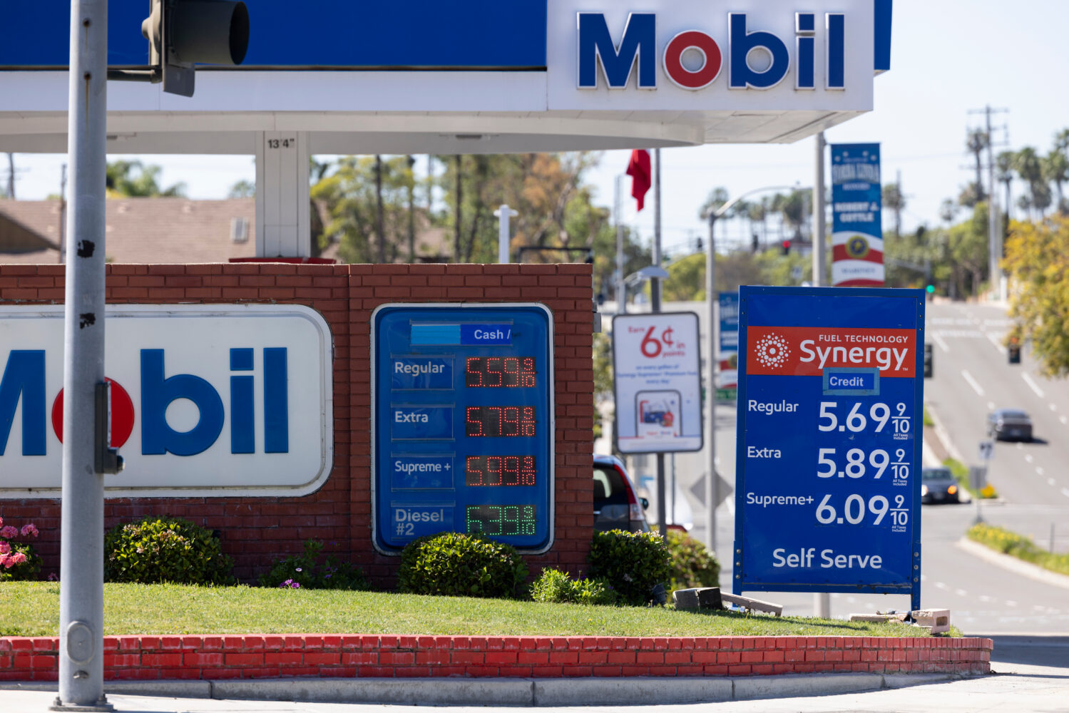 Oil prices are dropping: how long until Americans see relief at the pump?